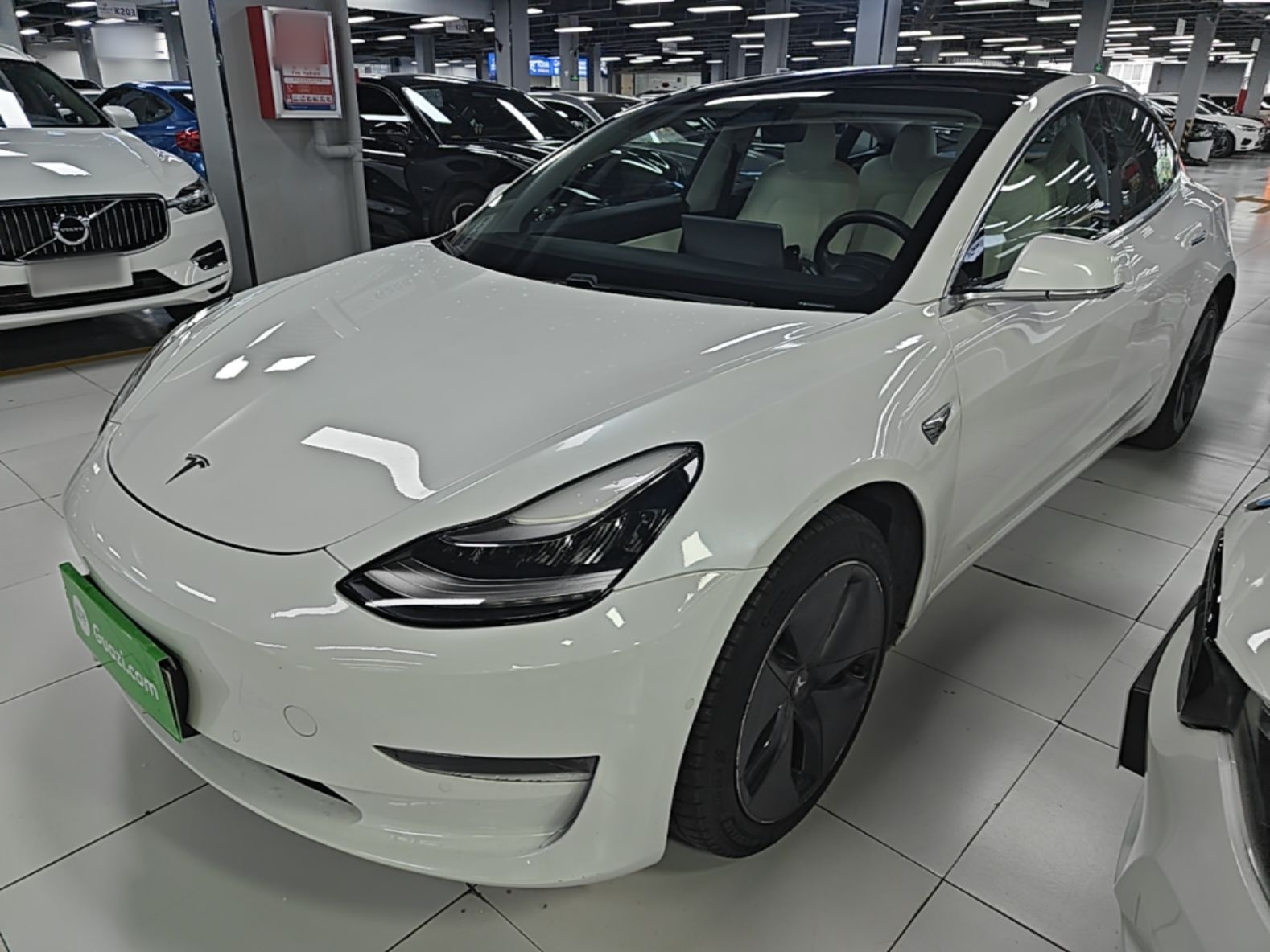 Unter der Vorderseite des Autos