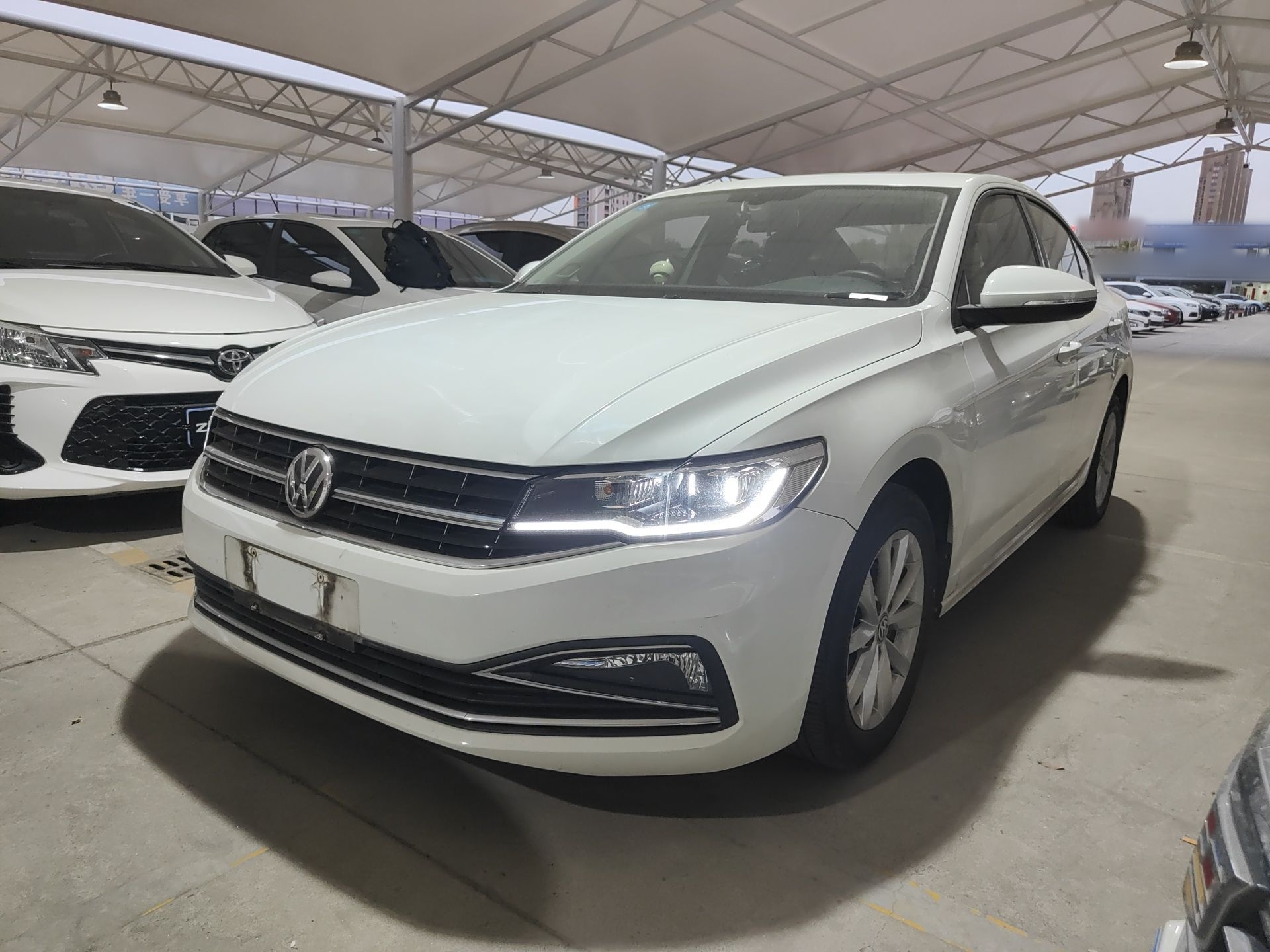 Под передней частью автомобиля