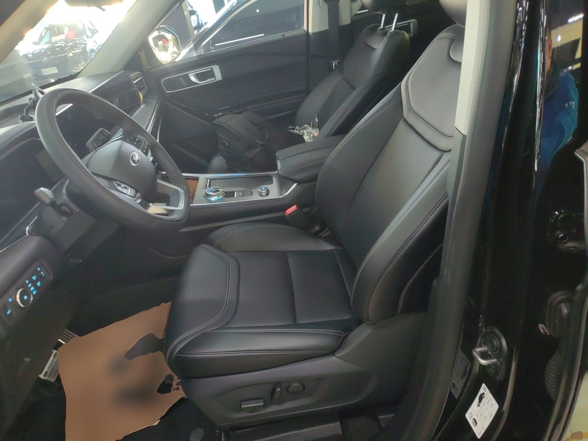 المقاعد الأمامية داخل السيارة