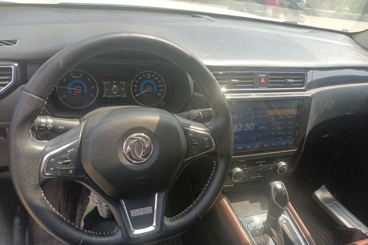 Used Dongfeng Fengon 580 2017 Revised Version 1.5T CVT Luxury Edition Center Console