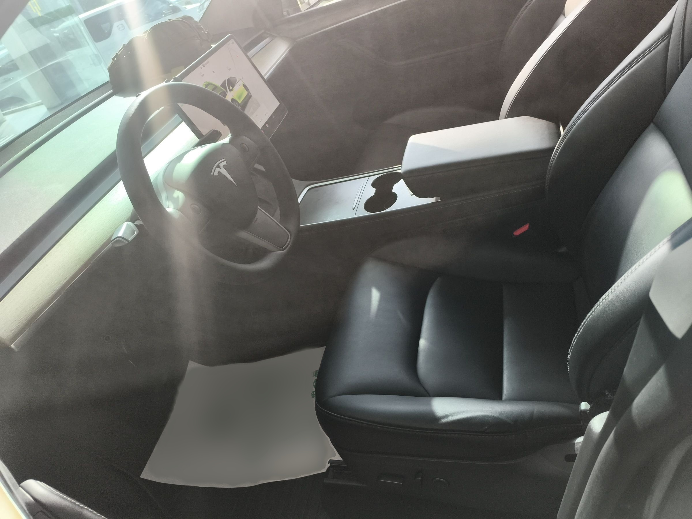 المقاعد الأمامية داخل السيارة