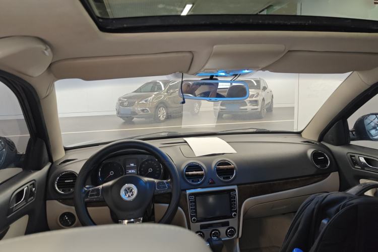 Used Volkswagen Lavida 2011 1.6L Automatic Premium Edition Center Console