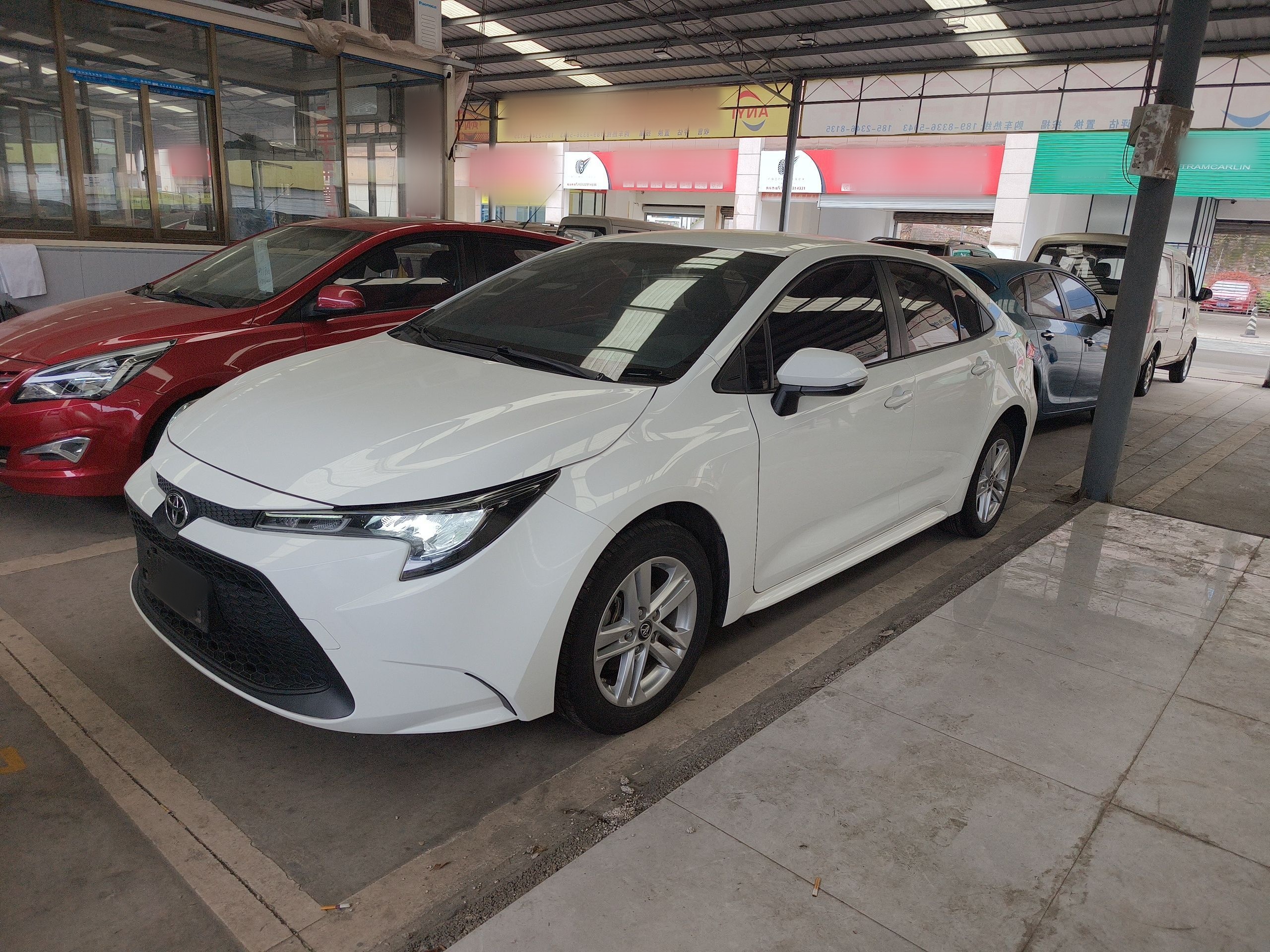 تحت مقدمة السيارة