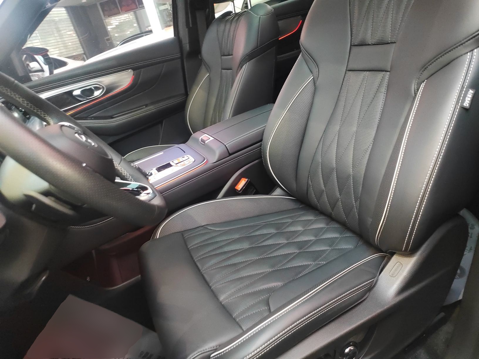 المقاعد الأمامية داخل السيارة