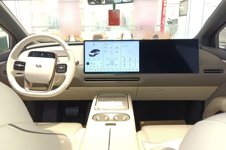 Used Li Auto i6 2025 Model Two-Wheel-Drive Standard Type Center Console