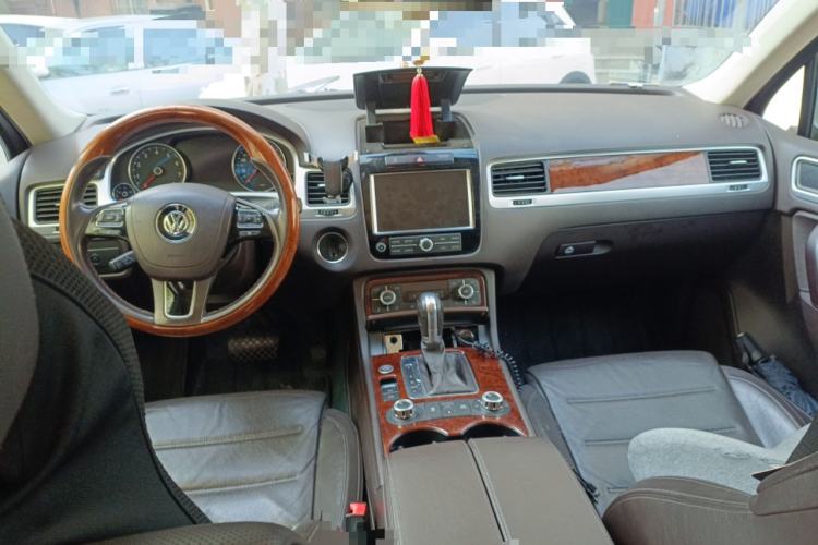 Used Volkswagen Touareg 2011 3.0 TSI Luxury Edition Center Console