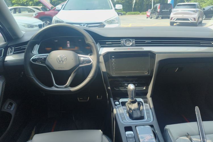 Used Volkswagen Magotan 2023 2 Million Units Limited Edition 330TSI DSG Leading Version Center Console