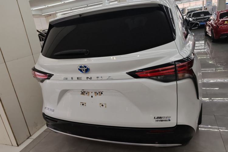 Used Toyota Sienna 2023 2.5L Hybrid Deluxe Edition
