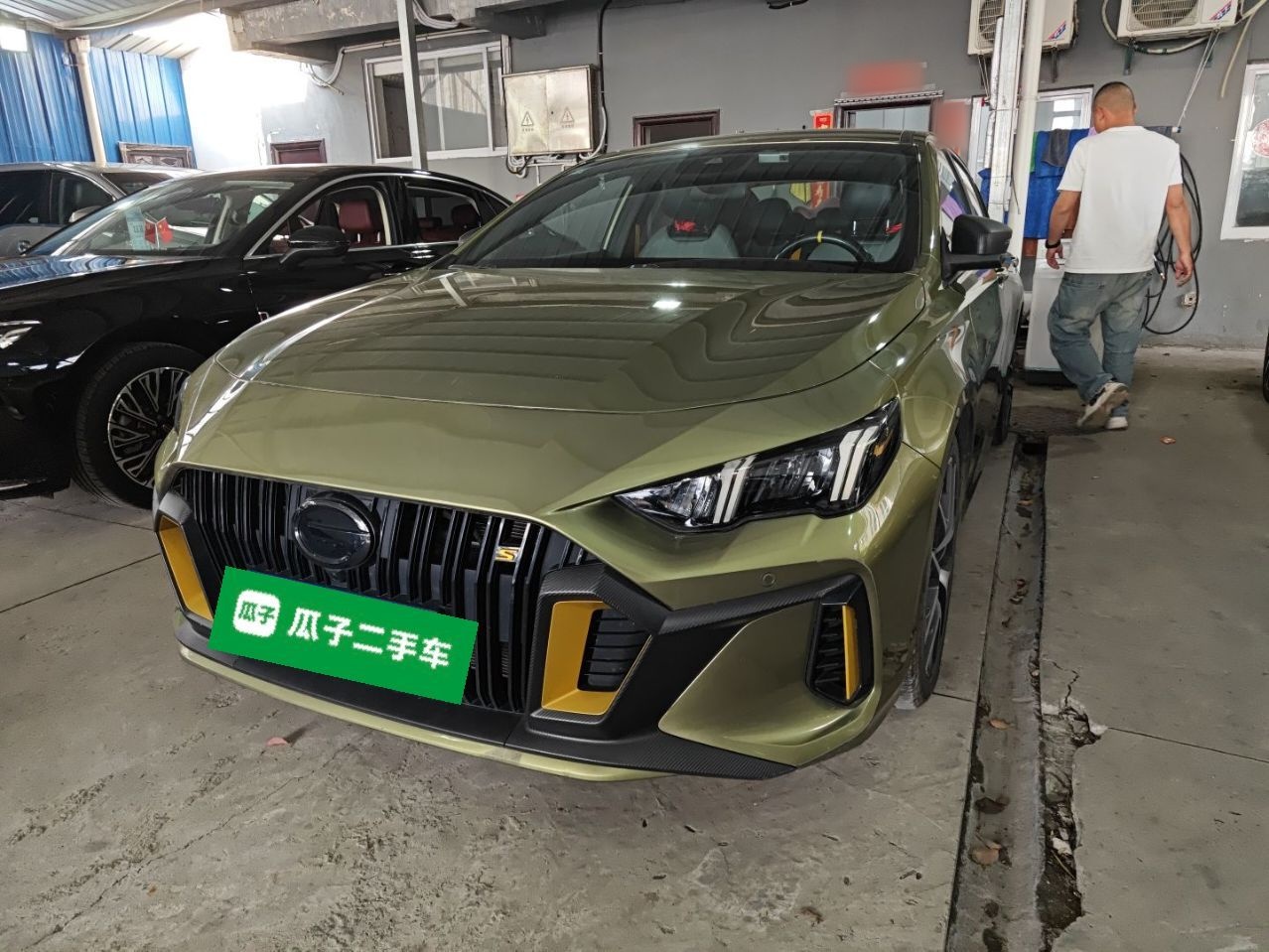 تحت مقدمة السيارة