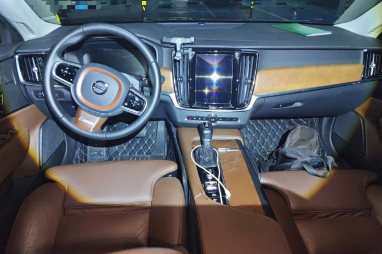 Used Volvo S90 2020 Facelift T5 Smart & Luxurious Edition Center Console