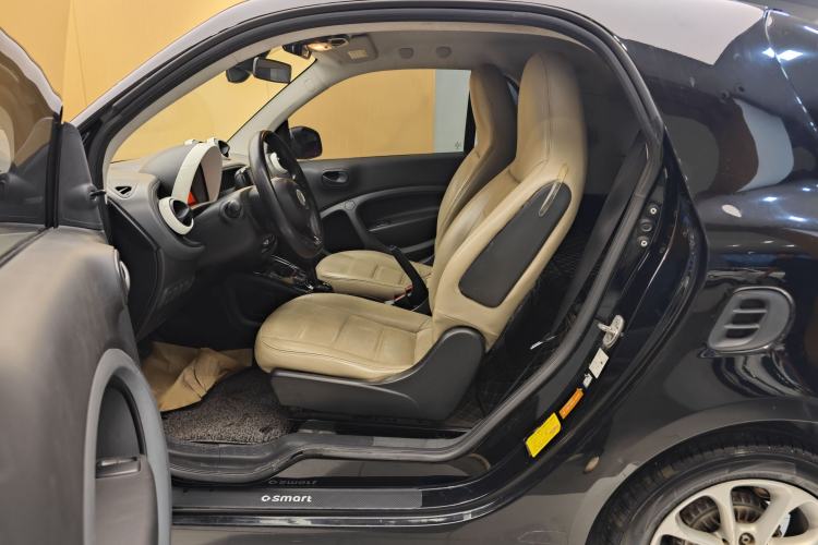 Used smart fortwo 2015 1.0L 52 kW hardtop Dynamic version