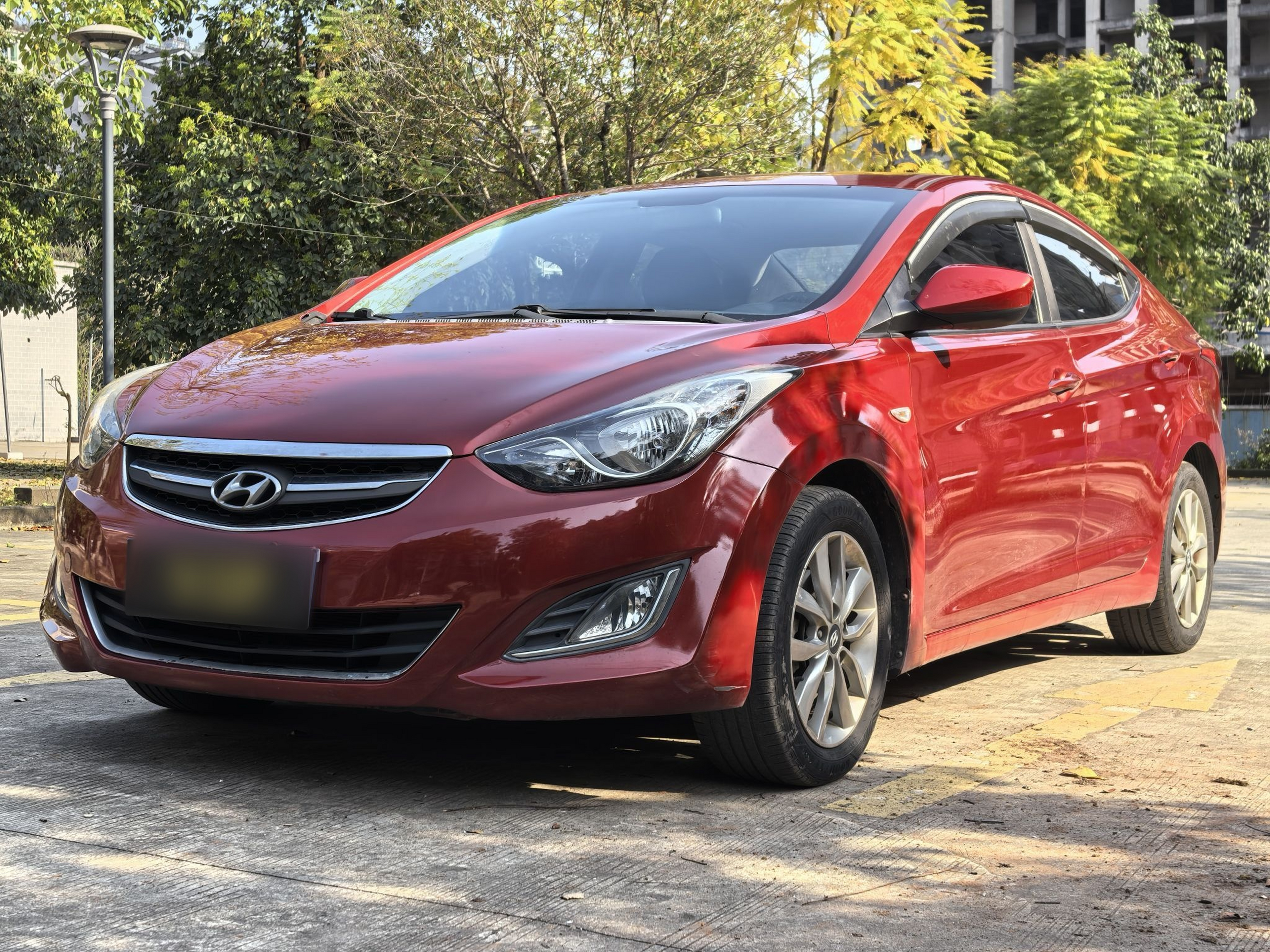 Под передней частью автомобиля