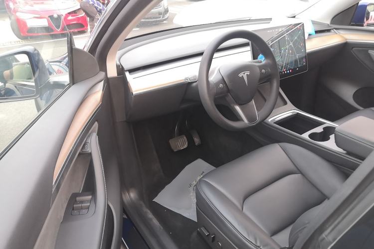 Used Tesla Model Y 2021 Long-Range All-Wheel-Drive Version
