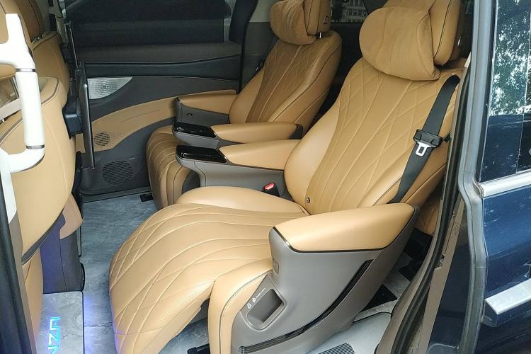 Used Denza D9 2022 DM-i 970 Four-Wheel Drive Prestige Model
