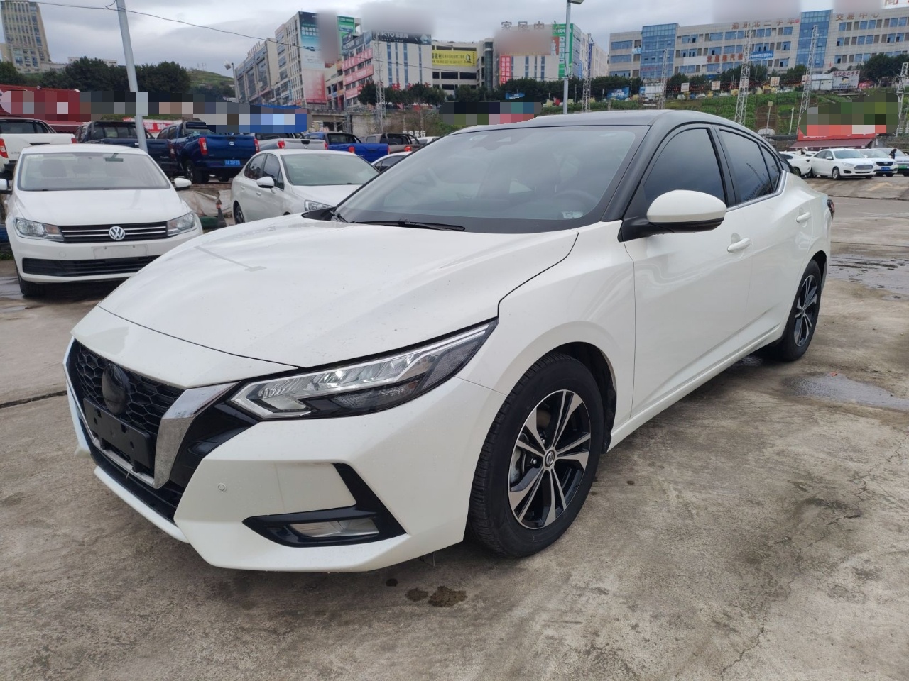 تحت مقدمة السيارة