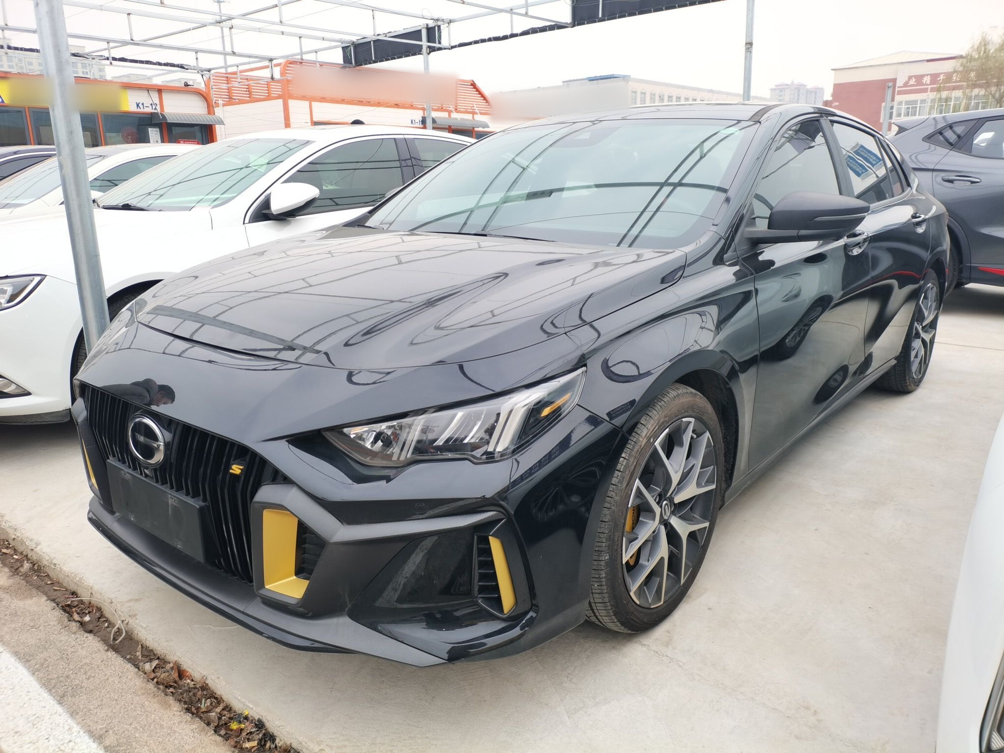 Под передней частью автомобиля