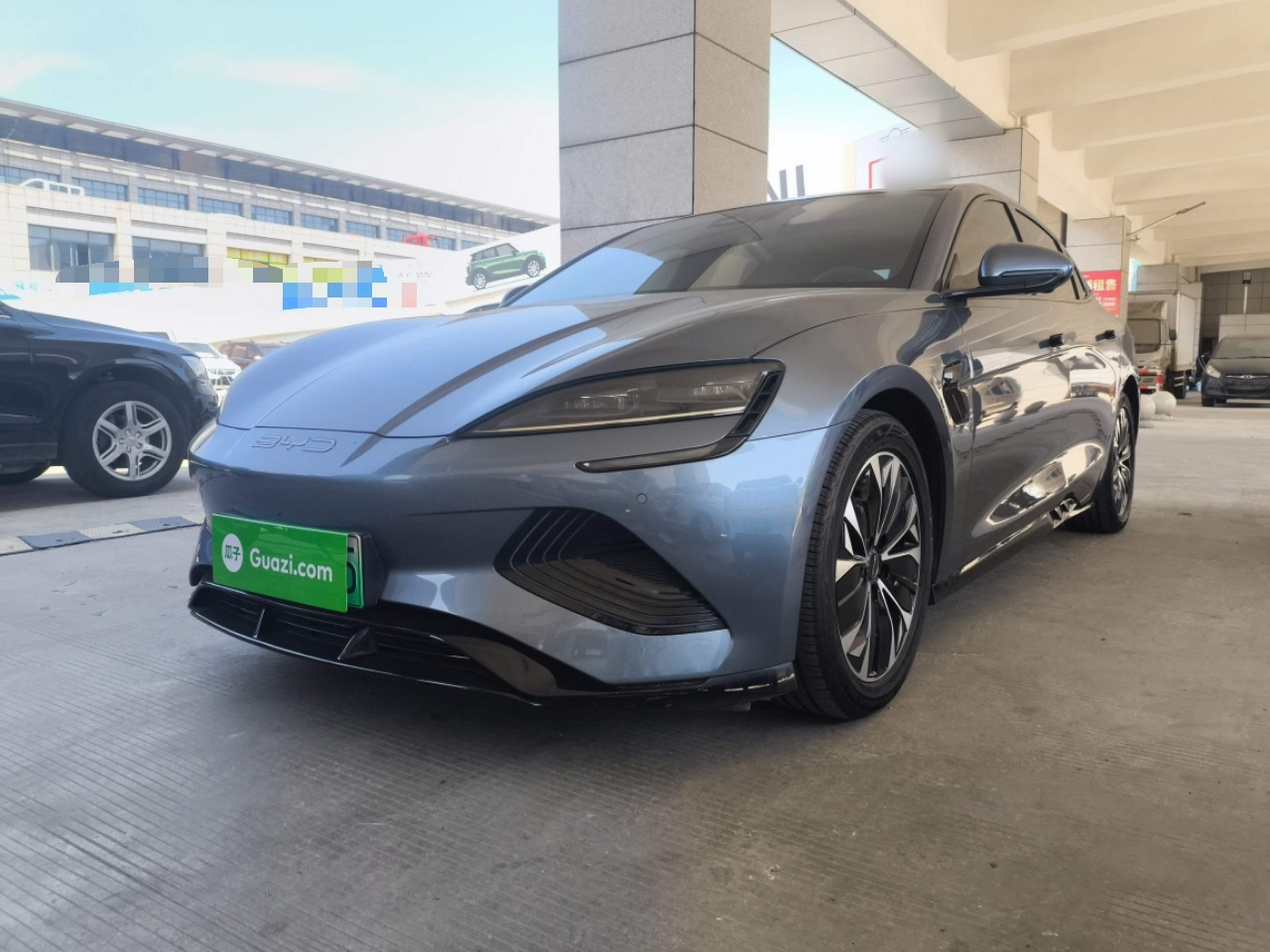 Под передней частью автомобиля