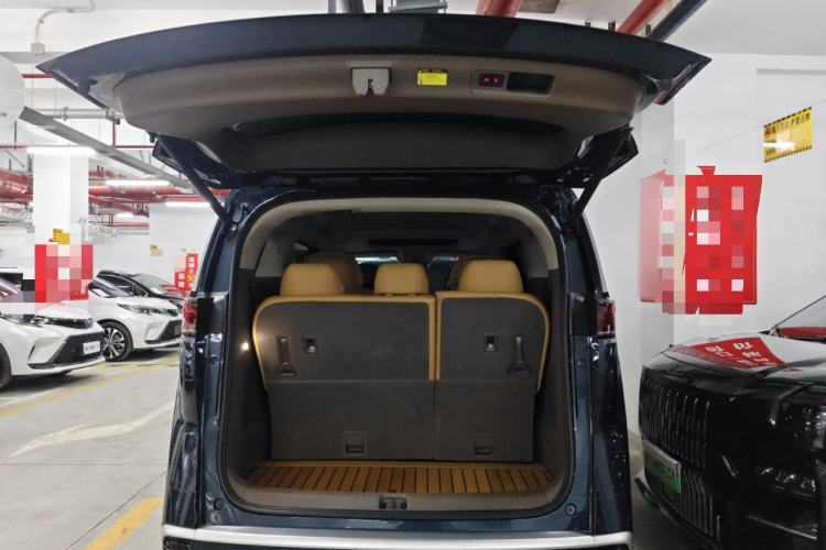 Used Denza D9 2022 DM-i 970 Four-Wheel Drive Flagship Model Trunk