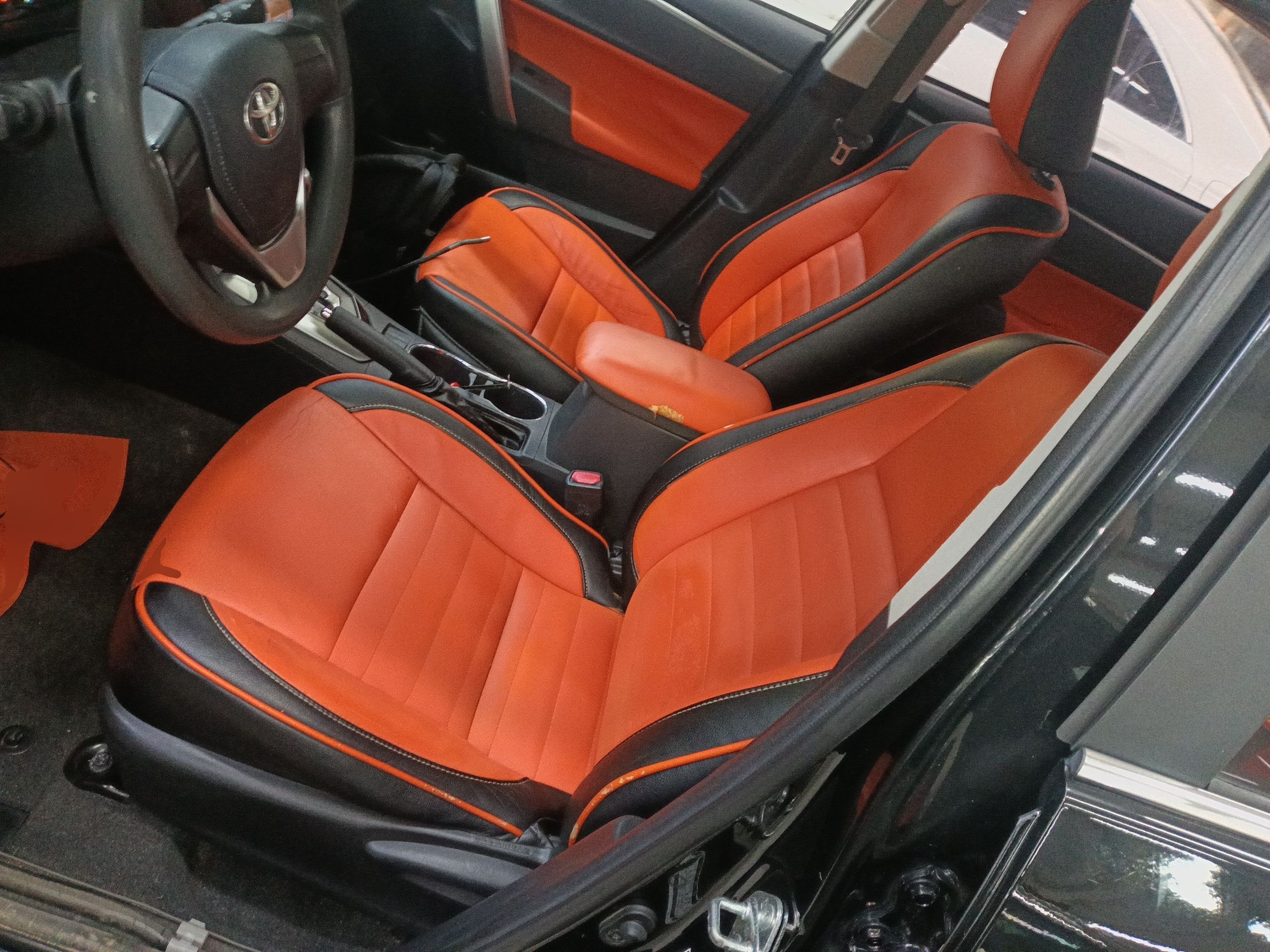 المقاعد الأمامية داخل السيارة