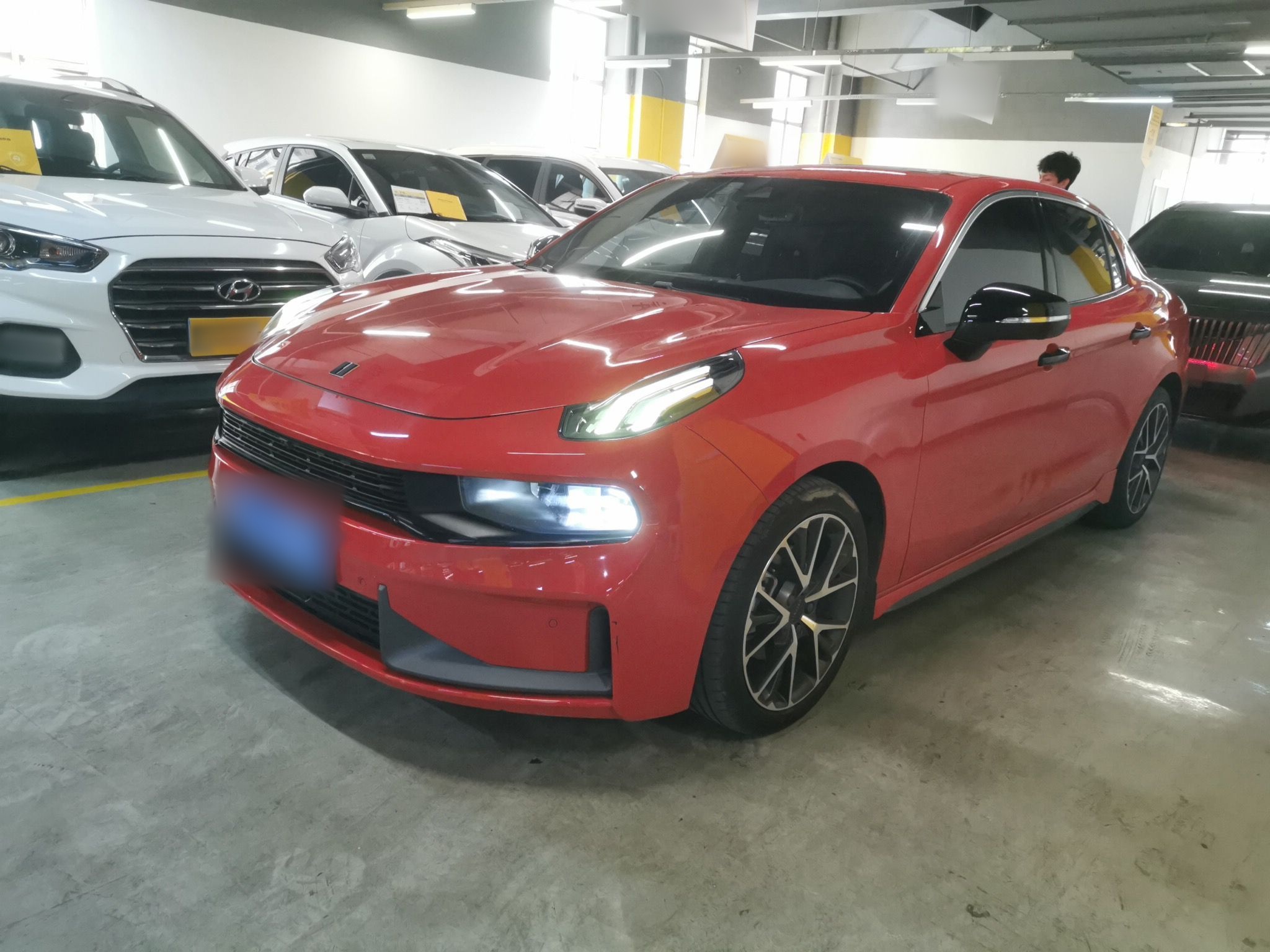 تحت مقدمة السيارة