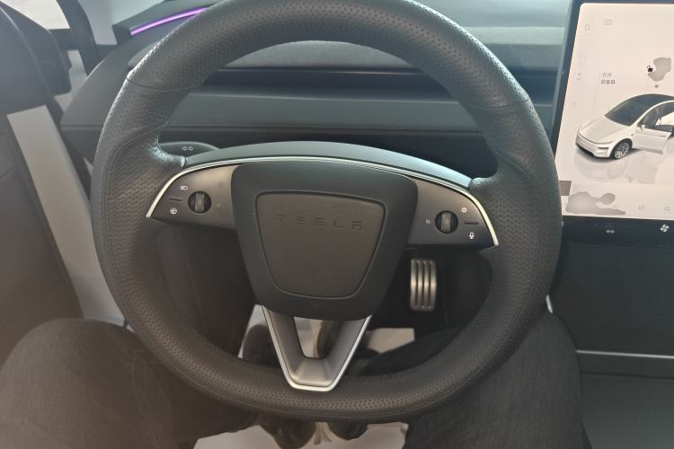 Used Tesla Model Y 2025 Rear-Wheel Drive First Edition Steering Wheel