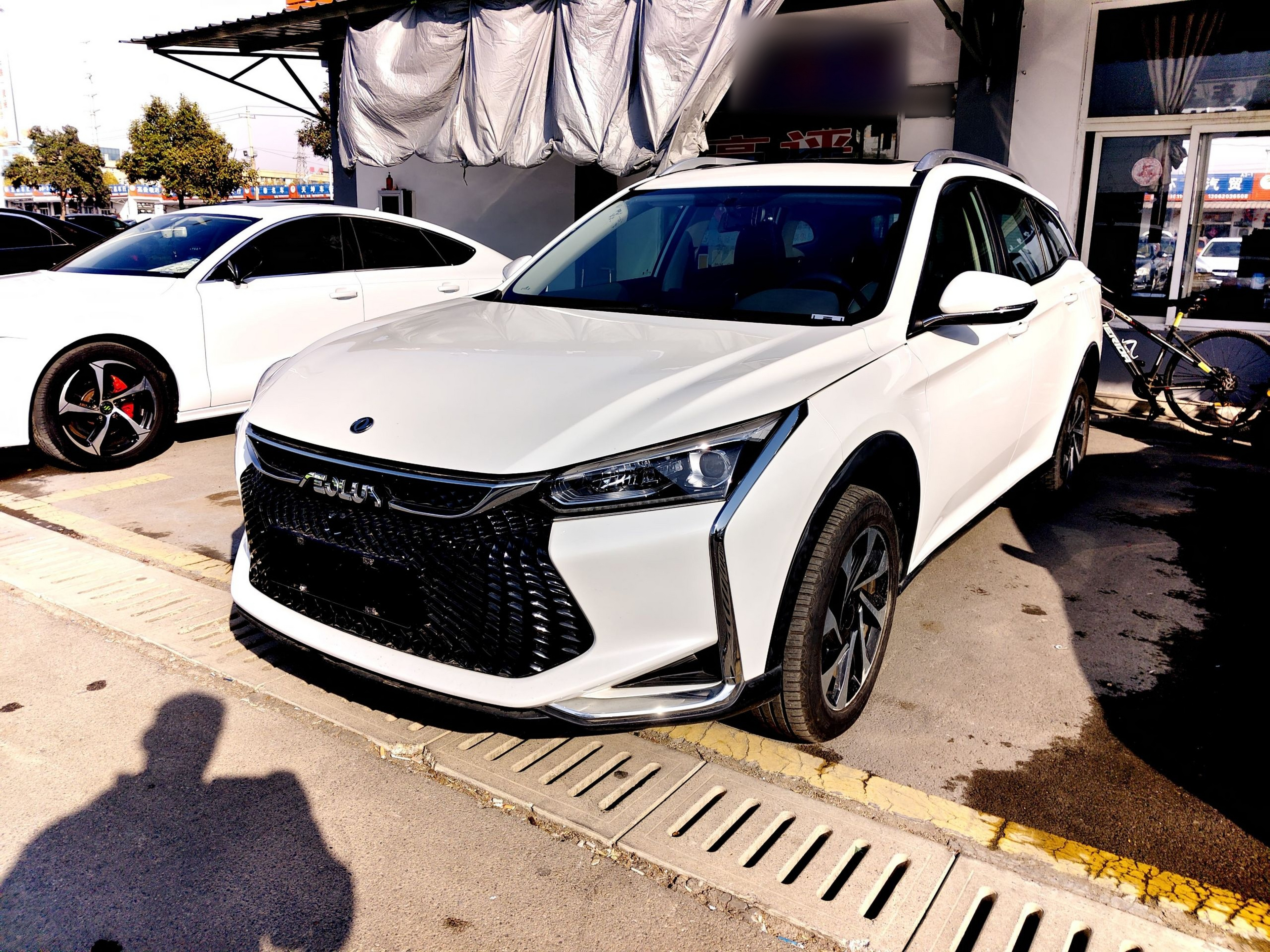 تحت مقدمة السيارة