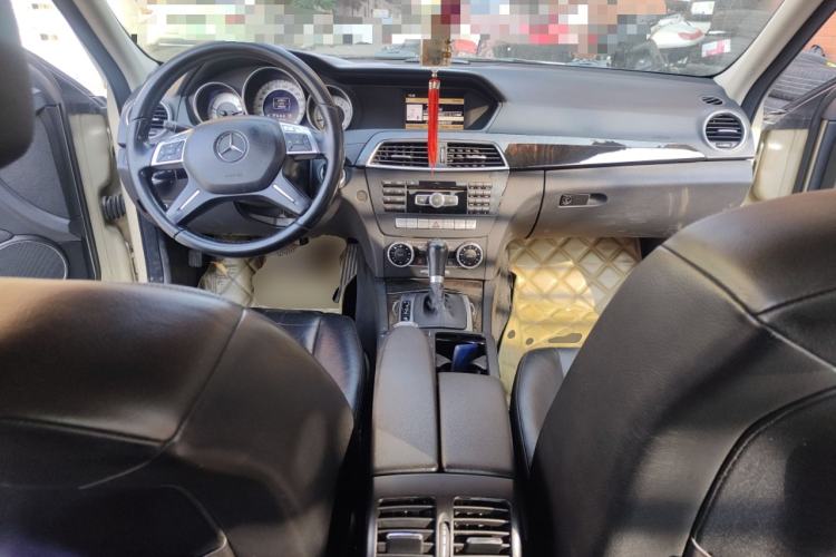 Used Mercedes-Benz C-Class 2011 C 200 CGI Fashion Model Center Console