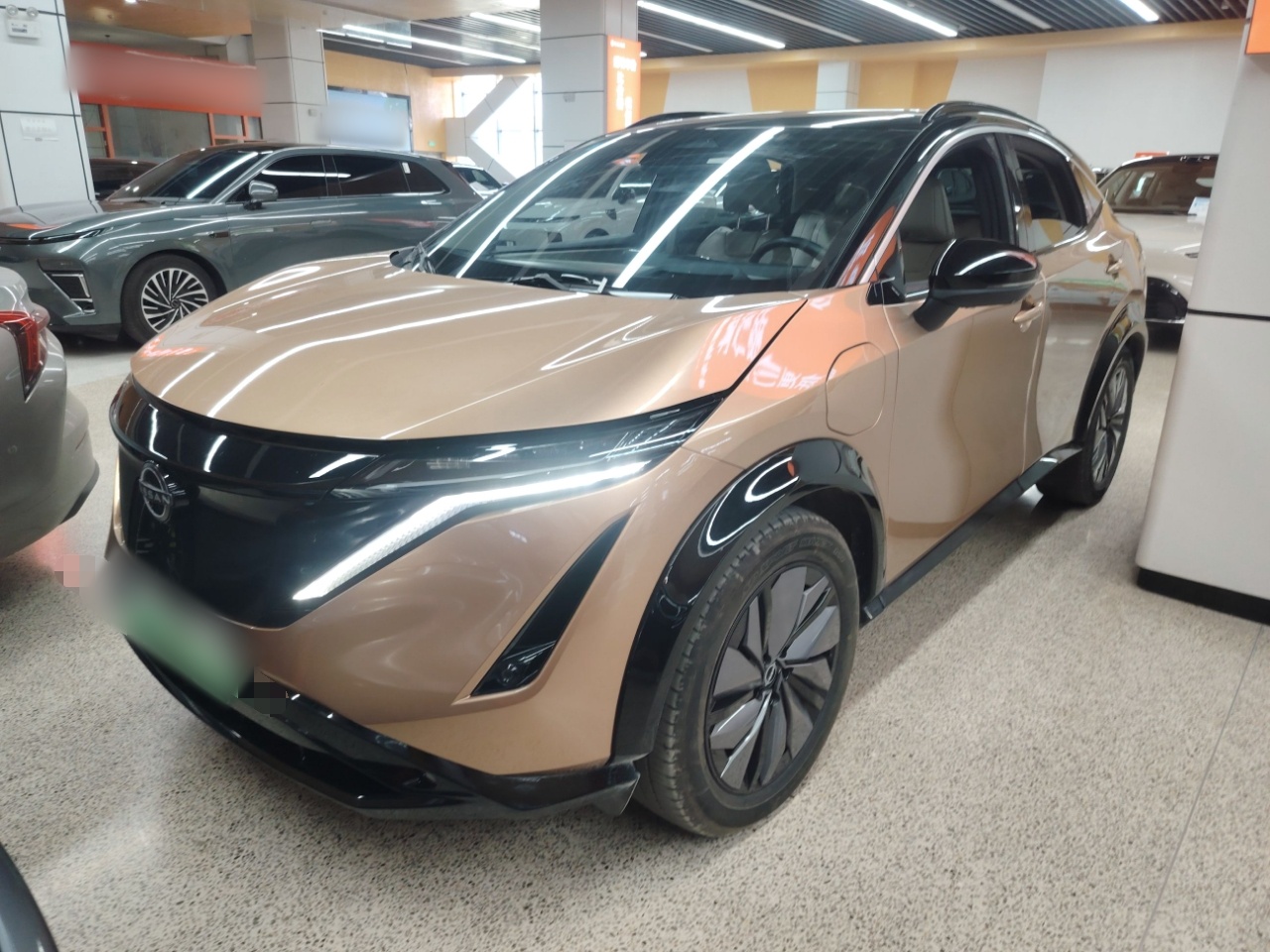 تحت مقدمة السيارة