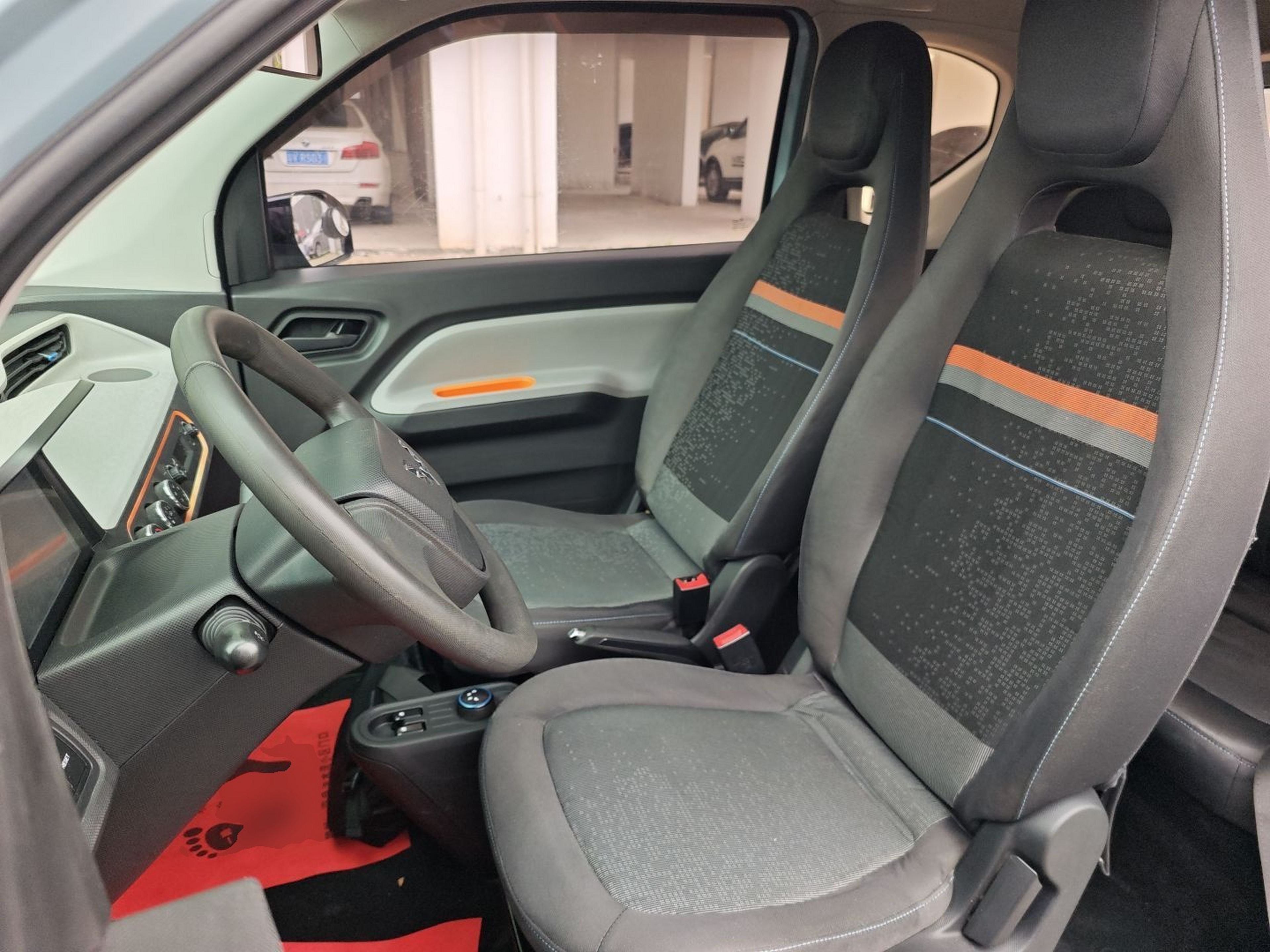 Переднее сиденье в автомобиле