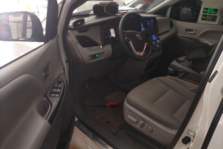 Used Toyota Sienna 2015 3.5L Two-Wheel Drive L
