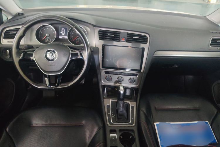 Used Volkswagen Golf 2016 230TSI Automatic Comfort Version Center Console