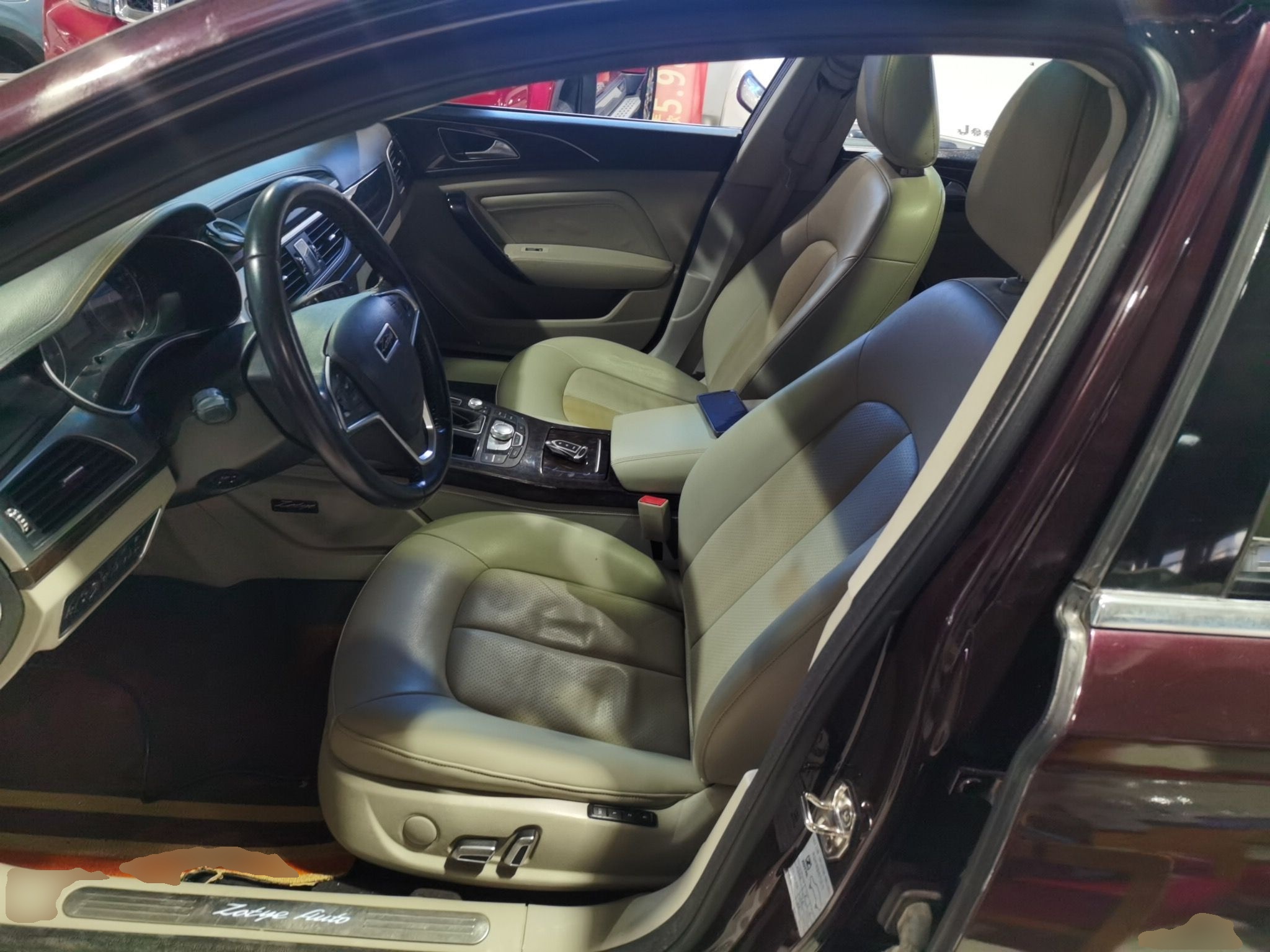 المقاعد الأمامية داخل السيارة