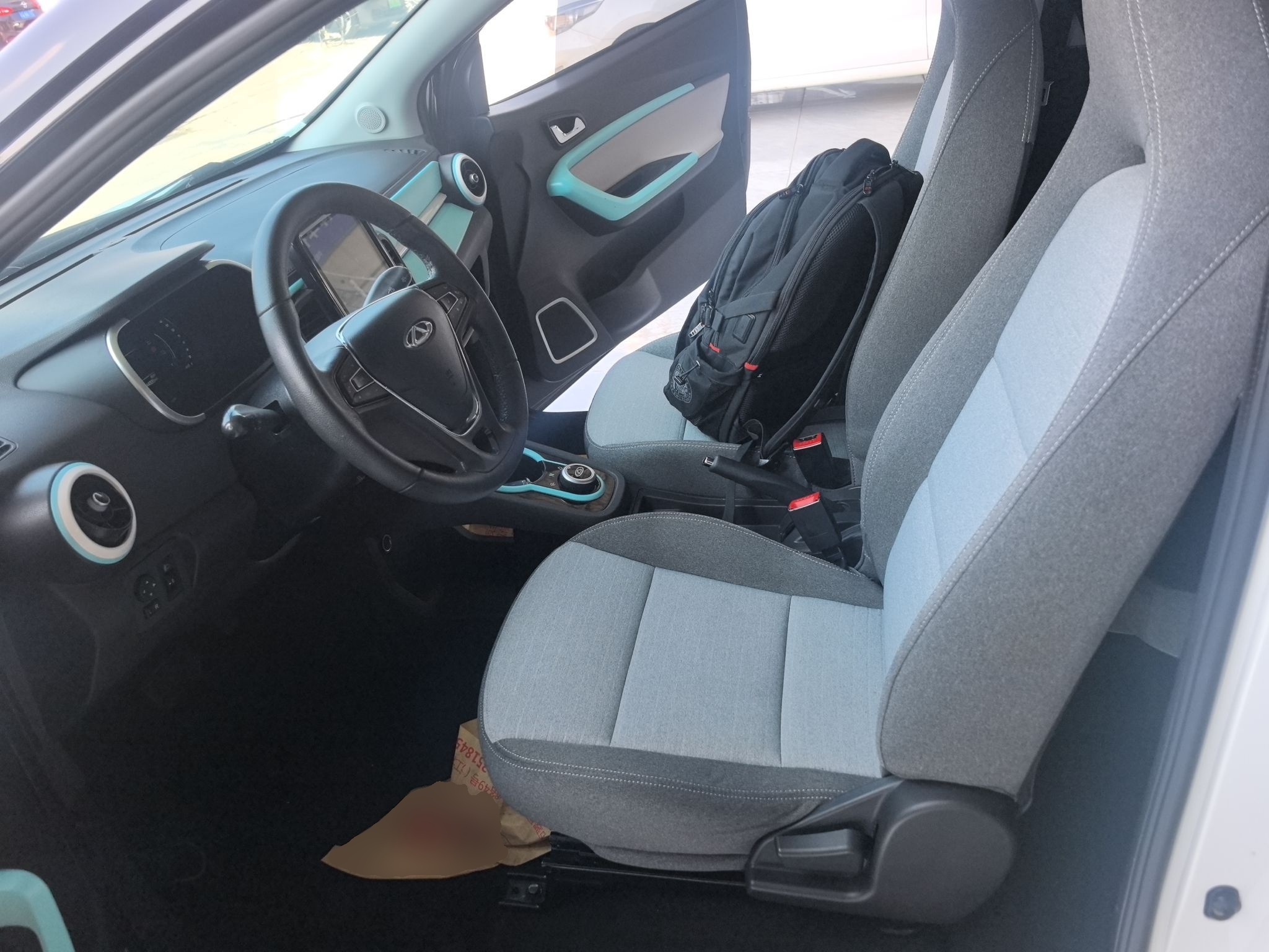 Переднее сиденье в автомобиле