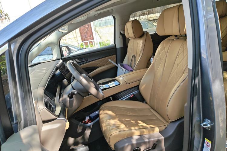 Used Denza D9 2022 DM-i 1040 Prestige Model