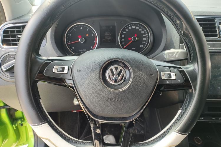Used Volkswagen Polo 2014 1.6L Automatic Luxury Edition Steering Wheel