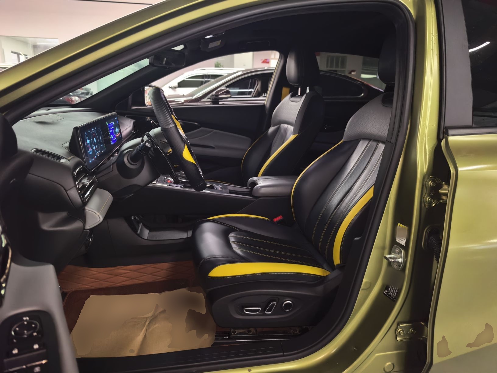 المقاعد الأمامية داخل السيارة