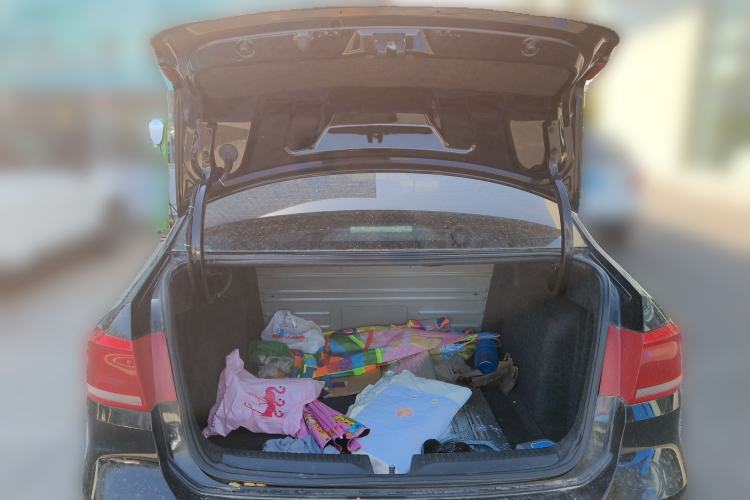 Used Volkswagen Santana 2015 1.6L Manual Comfort Edition Trunk