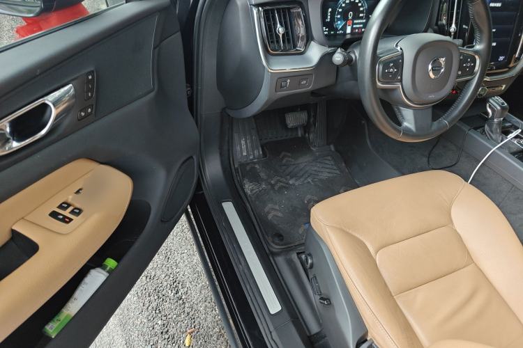 Used Volvo XC60 2019 T5 4x4 Smart Edition China VI Standard Interior 3