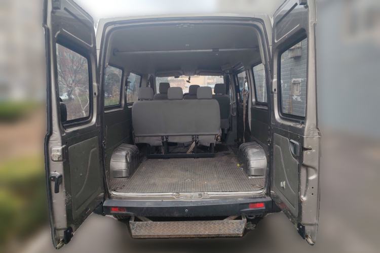 Used SAIC MAXUS Xintu V80 2016 2.5T Manual Aoyuntong National IV Short Wheelbase Mid-Roof 6-Seater Trunk