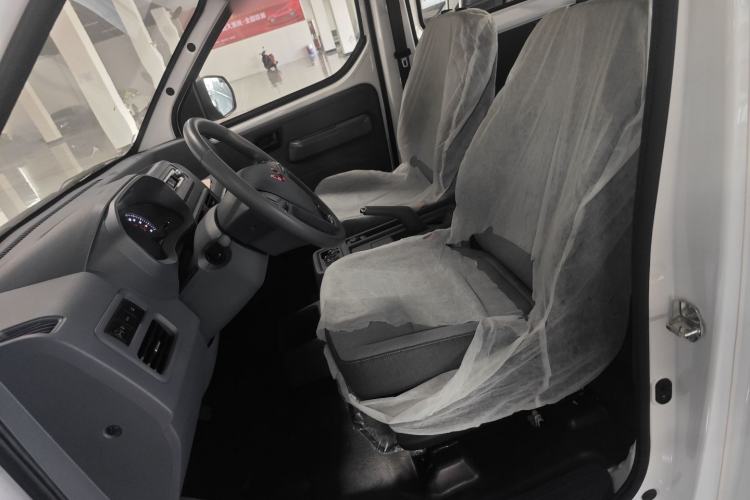 Used Wuling Yangguang 2025 Model 310KM Bus Edition—Customized by CATL Left Front Seat