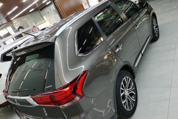 Used Mitsubishi Outlander 2016 2.4L 4x4 Luxury Edition 7-Seater
