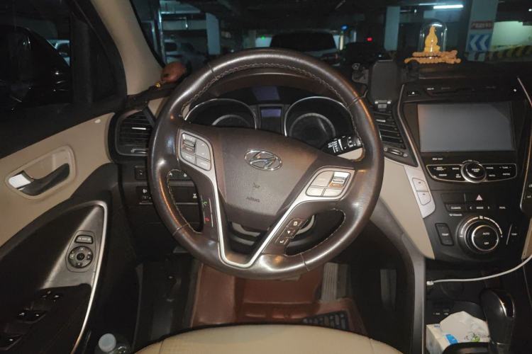 Used Hyundai Santa Fe 2013 2.4L Automatic 4x4 Smart Version Steering Wheel