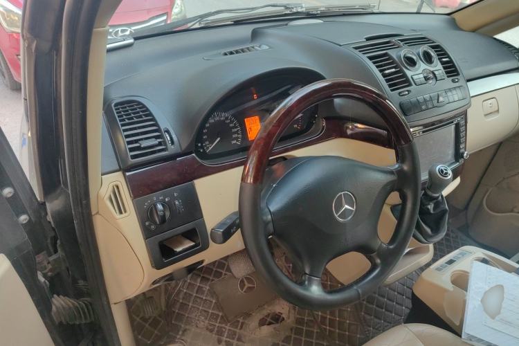 Used Mercedes-Benz Vito 2011 2.5L 7-seater executive version Center Console