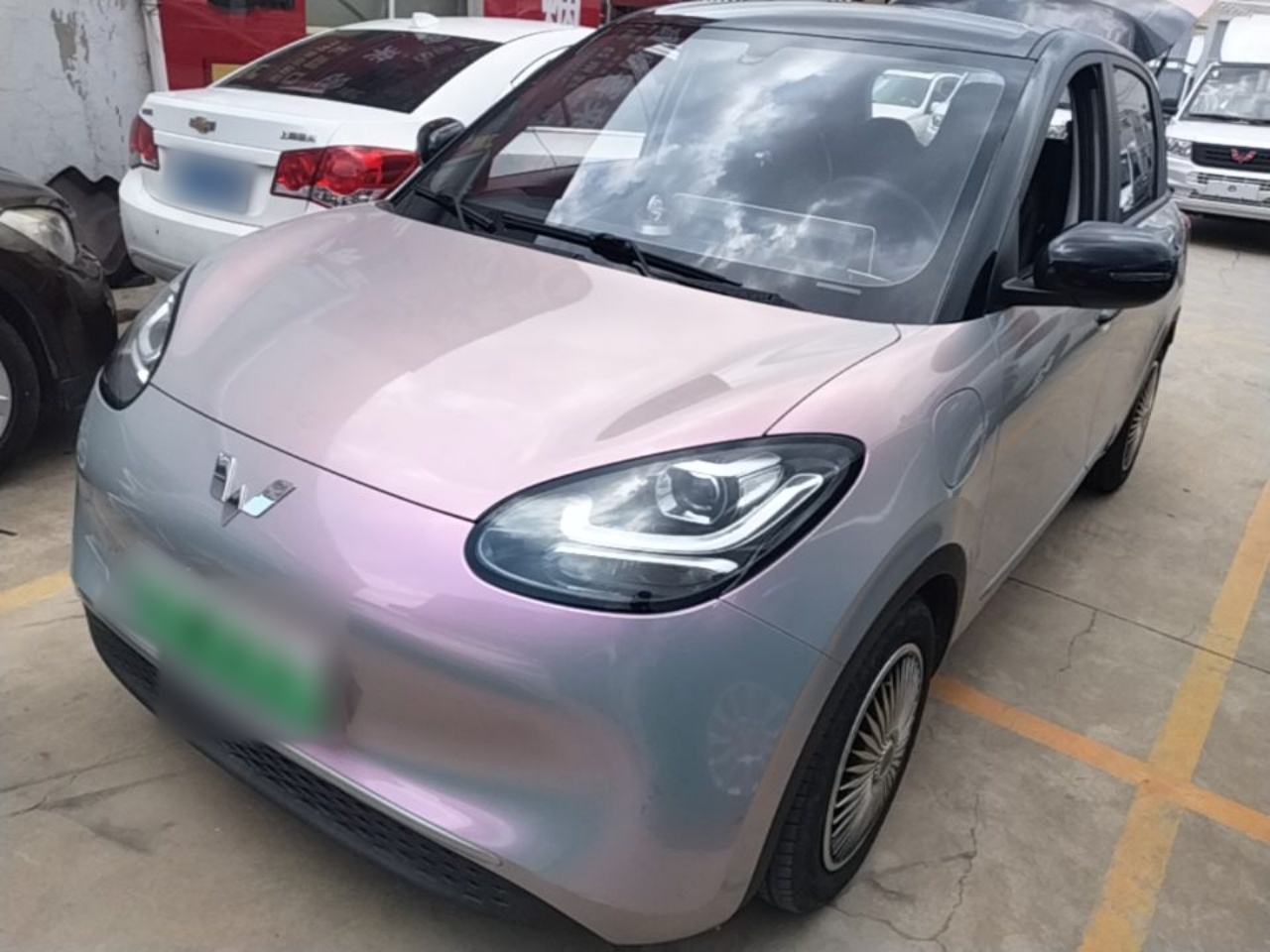 Под передней частью автомобиля