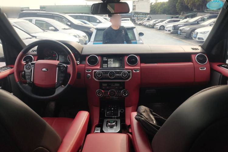 Used Land Rover Discovery 2015 3.0 SC V6 HSE Center Console