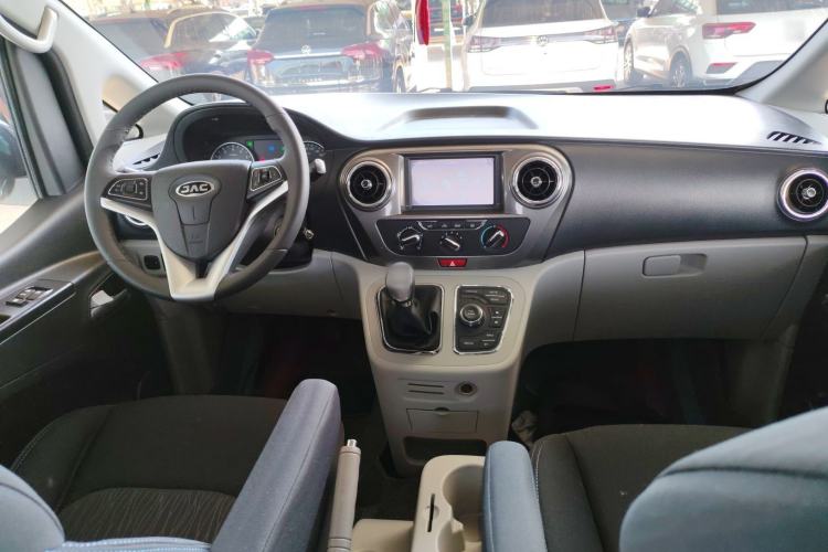 Used JAC Refine M3 2022 1.8L 7-seat Standard Edition Center Console