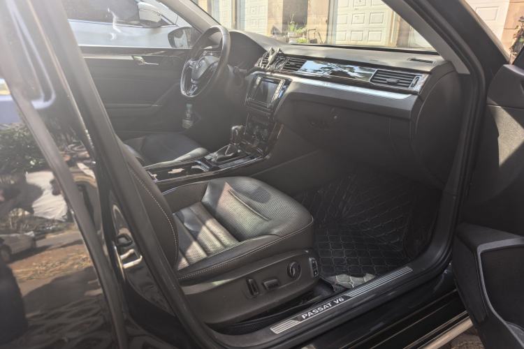 Used Volkswagen Passat 2016 3.0L V6 DSG Flagship Edition Interior 8