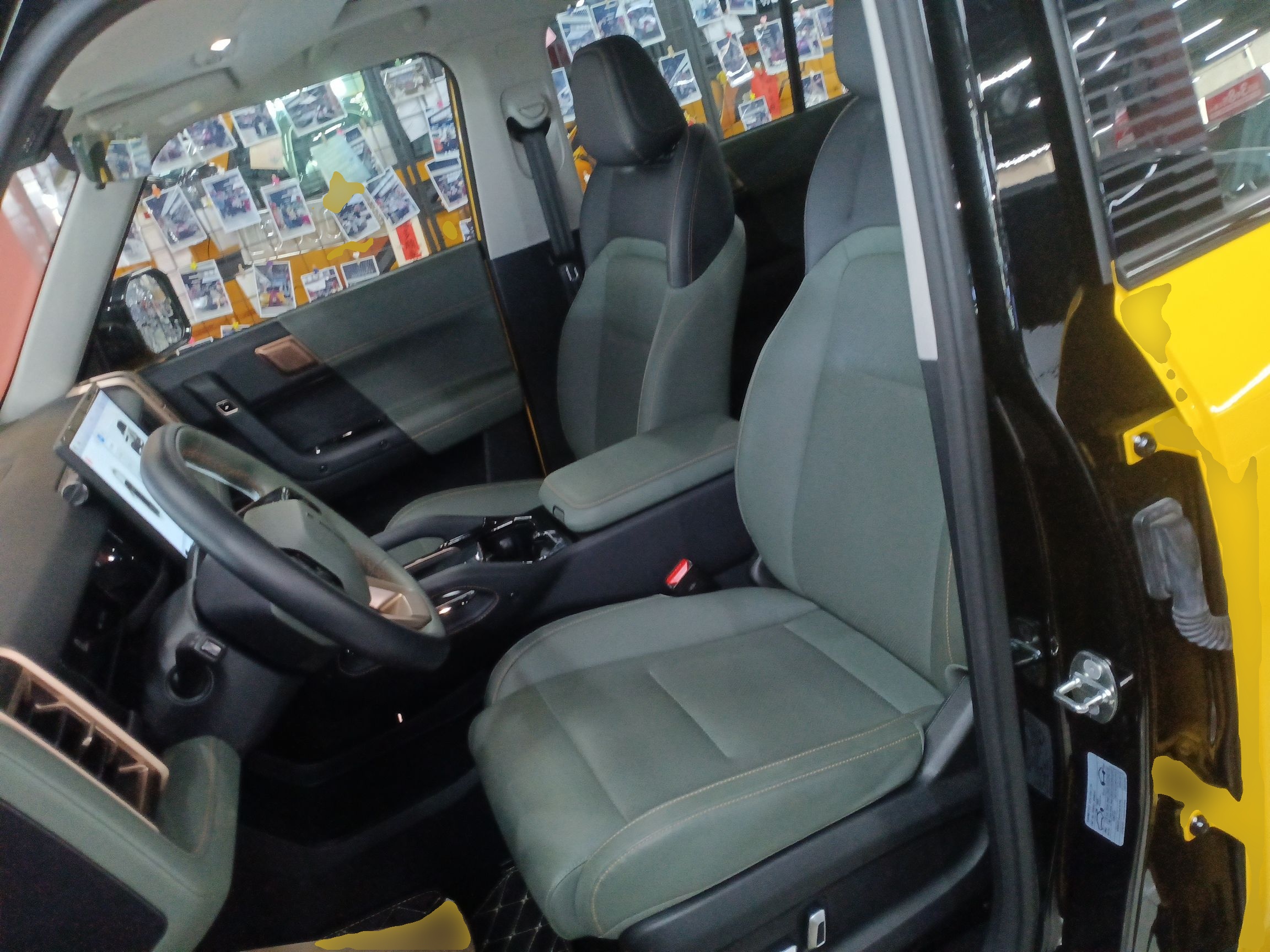 المقاعد الأمامية داخل السيارة