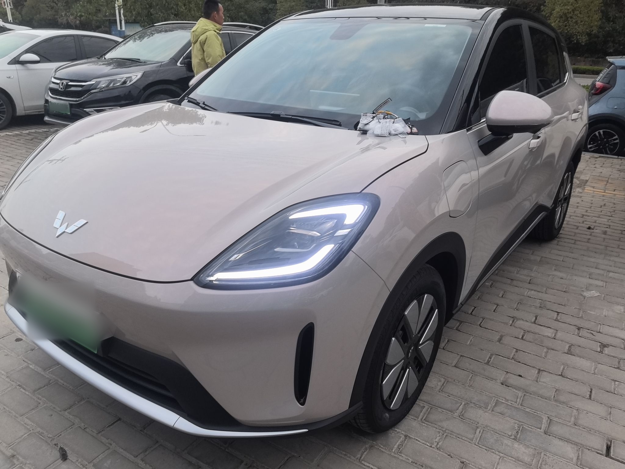 Под передней частью автомобиля