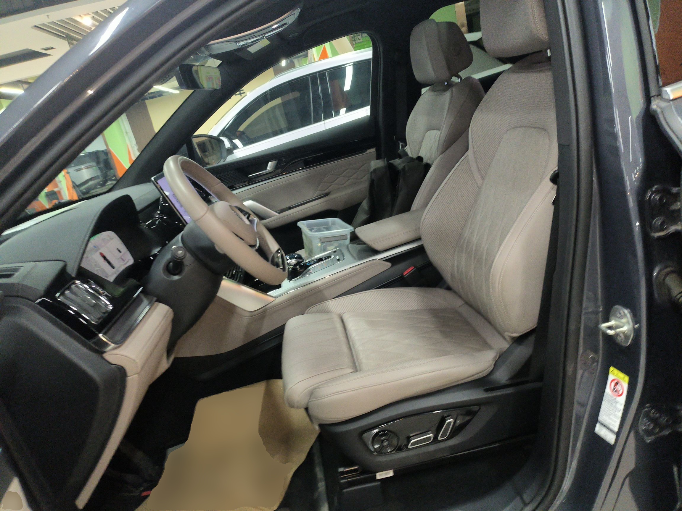 Переднее сиденье в автомобиле